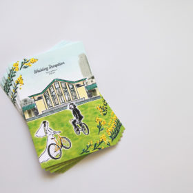 自由学園明日館の外観と、自転車に乗る新郎新婦のイラストが描かれた冊子の表紙